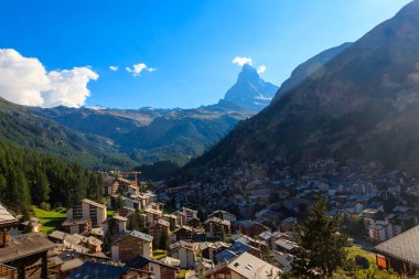 İsviçre 'nin Valais kantonundaki Zermatt kasabası ve Matterhorn Dağı manzarası