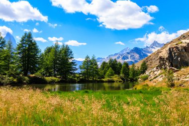 Grindji Gölü (Grindjisee) ve İsviçre Alpleri 'nin Zermatt, İsviçre' deki Beş Göl Yolu 'ndaki manzarası