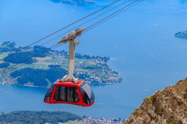 İsviçre, Lucerne Kantonu 'ndaki Pilatus Dağı' nın tepesine giden teleferik.