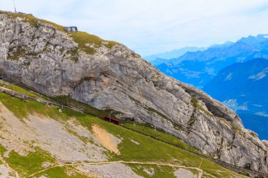 İsviçre, Lucerne Canton 'da Pilatus Dağı' nın tepesine giden çark treni. Dünyanın en dik çarklı demiryolu.