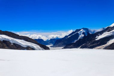 İsviçre 'nin Valais Kantonu' ndaki Alpler ve UNESCO mirasının en büyük buzulu olan Büyük Aletsch Buzulu manzarası