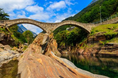 Lavertezzo, Verzasca Vadisi, Ticino Kantonu, İsviçre 'deki Verzasca nehrinin temiz suları üzerinde antik çift kemerli Roma köprüsü (Ponte dei Salti)