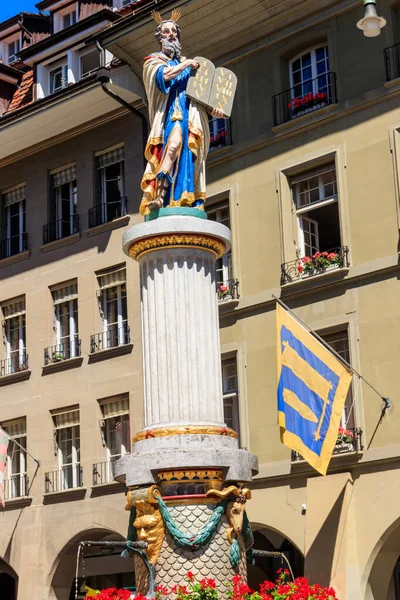 Moses Fountain Mosesbrunnen Uma Fonte Munsterplatz Cidade Velha Berna Suíça — Fotografia de Stock
