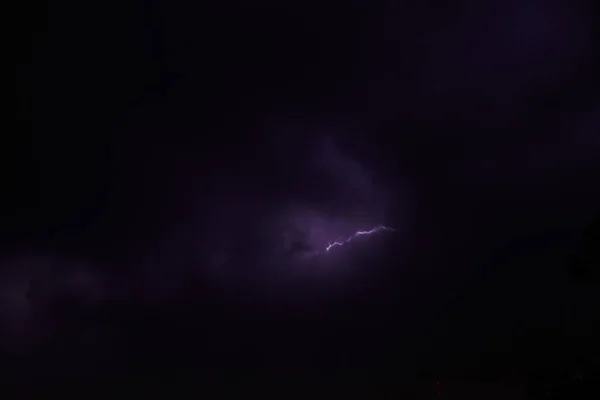 Descargas Raios Céu Tempestuoso Sob Nuvens Escuras Chuva Noite — Fotografia de Stock
