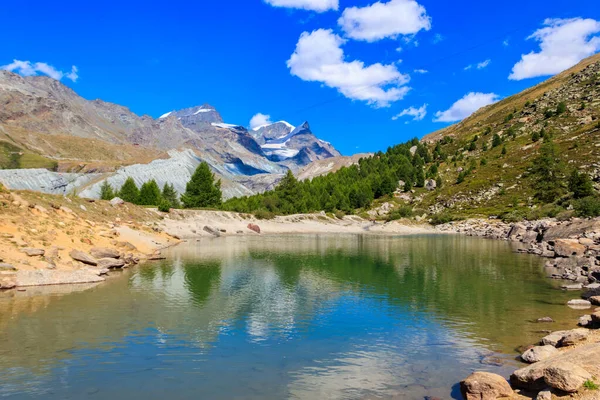 Вид Озеро Грюнзее Зеленое Озеро Швейцарские Альпы Летом Тропе Пяти — стоковое фото