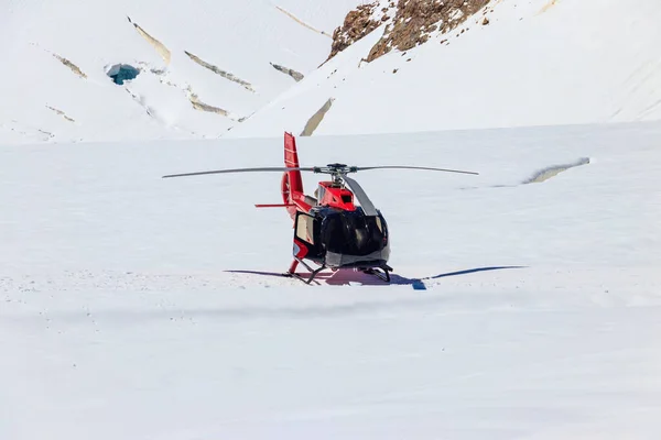 Röd Helikopter Landad Vid Jungfrau Berg Bernese Oberland Schweiz — Stockfoto