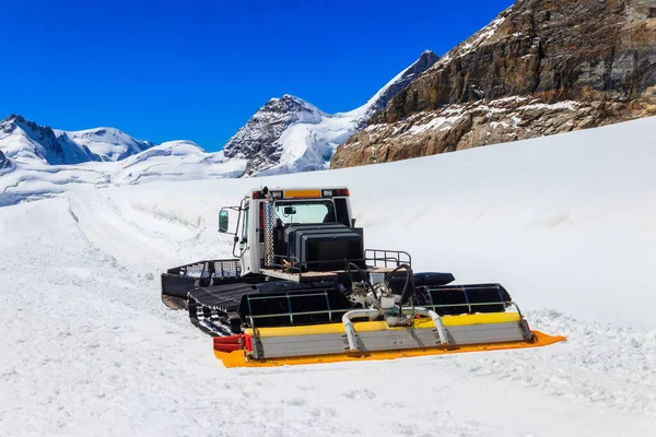 Sneeuwkat Machine Voor Het Verwijderen Van Sneeuw Voorbereiding Skipistes Sneeuwruimer — Stockfoto