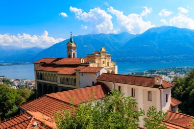 Madonna del Sasso Manastırı ve İsviçre 'nin Locarno şehrinde Maggiore Gölü manzarası