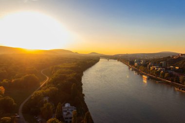 Slovakya 'nın Bratislava kentindeki köprünün gözlem güvertesinden Tuna nehrinin görüntüsü gün batımında
