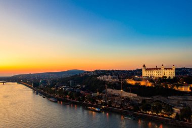 Bratislava kalesi, eski kasaba ve Tuna nehri gözlem güvertesinden Bratislava, Slovakya 'da gece vakti köprü manzarası