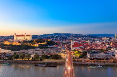 Bratislava kalesi, eski kasaba ve Tuna nehri gözlem güvertesinden Bratislava, Slovakya 'da gece vakti köprü manzarası