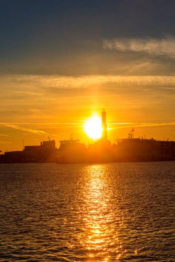 Günbatımında Cenova şehrinin eski limanındaki Lanterna (deniz feneri) manzarası