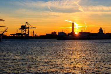 Günbatımında Cenova şehrinin eski limanındaki Lanterna (deniz feneri) manzarası