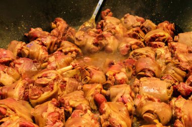 Büyük kazanda domuz budu pişirme (geleneksel Alman yemeği)