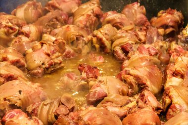 Büyük kazanda domuz budu pişirme (geleneksel Alman yemeği)