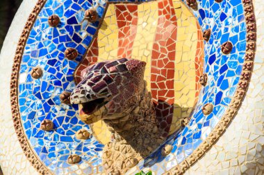 Gaudi 'nin çok renkli mozaik yılanı Park Guell, Barcelona, İspanya