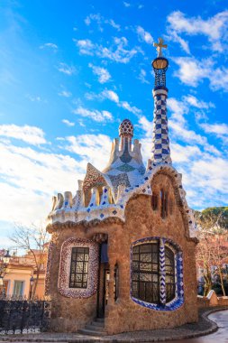 İspanya 'nın Barselona şehrinde Antoni Gaudi tarafından tasarlanan Park Guell' deki peri masalı kurabiye evi.