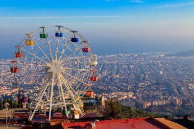 Barcelona, Katalonya, İspanya üzerinde panoramik manzaralı Tibidabo tepesindeki dönme dolap