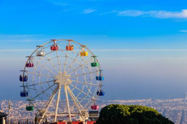 Barcelona, Katalonya, İspanya üzerinde panoramik manzaralı Tibidabo tepesindeki dönme dolap