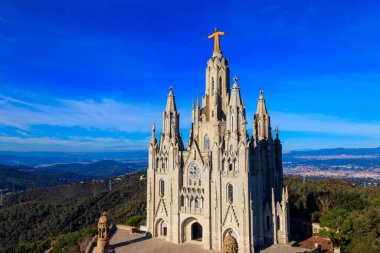 Barselona, Katalonya, İspanya 'daki Tibidabo Dağı zirvesinde İsa' nın Kutsal Kalbi 'nin Expiatory Kilisesi