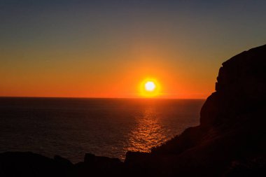 Gün batımında Cabo da Roca 'dan Atlantik Okyanusu manzarası. Cabo da Roca ya da Cape Roca, Portekiz, Avrupa kıtasının ve Avrasya 'nın en batı pelerinidir.
