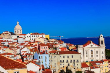 Lizbon 'un en eski mahallesi olan Alfama' nın Lizbon, Portekiz 'deki Santa Luzia bakış açısından görünüşü