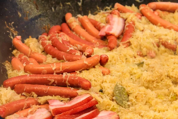 전통적 사우어크 라우트 소세지 고기와 포도주를 사우어크 라우트 드리온 신양배추 — 스톡 사진