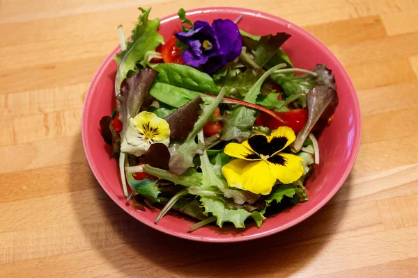 Όμορφη Σαλάτα Ανάμειξης Λουλούδια Ένα Ξύλινο Τραπέζι Έννοια Διατροφής Υγιεινή — Φωτογραφία Αρχείου