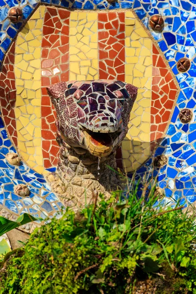 Serpiente Multicolor Mosaico Gaudí Parque Güell Barcelona España — Foto de Stock