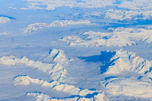 从飞机上俯瞰覆盖着积雪的瑞士阿尔卑斯山 — 图库照片