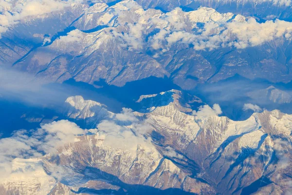 비행기에서 눈으로 뒤덮인 스위스 알프스의 — 스톡 사진