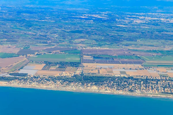 フィウミチーノ湾とティレニア海 イタリアの飛行飛行機からの眺め — ストック写真