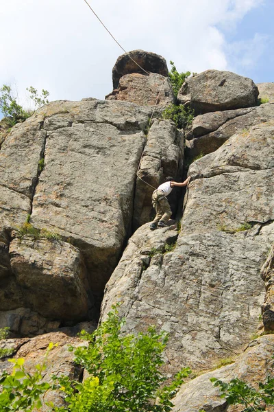 Людина Скелелазіння Піднімається Скелю — стокове фото