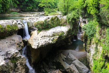 Georgia 'daki Martvili Kanyonu. Dağ nehri manzaralı güzel doğal kanyon Abasha