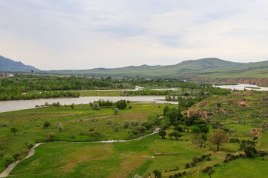 Antik mağara şehri Uplistsikhe, Georgia 'dan Kura Nehri ve Kafkas Dağları manzarası