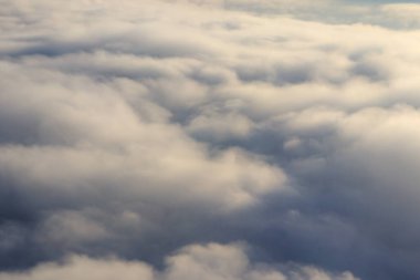 Mavi gökyüzünde güzel beyaz bulutlar. Uçaktan görüntüle