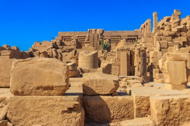 Karnak Tapınağı Kompleksi, yaygın olarak Karnak olarak bilinen, Luxor, Mısır 'daki çürümüş tapınaklar, şapeller, sütunlar ve diğer binaların geniş bir karışımından oluşur.