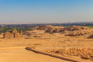 Deir el-Bahri 'deki Hatshepsut tapınağının yanındaki arkeolojik alan. Eski Mısır 'ın Mısır' daki Nil 'in Batı Şeria' sındaki kazıları (antik Teb.