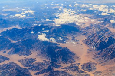 Mısır 'daki Sina dağları ve çöl manzarası. Uçaktan görünüm
