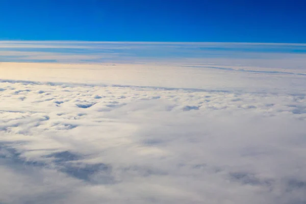 Όμορφα Άσπρα Σύννεφα Στον Γαλάζιο Ουρανό Θέα Από Αεροπλάνο — Φωτογραφία Αρχείου