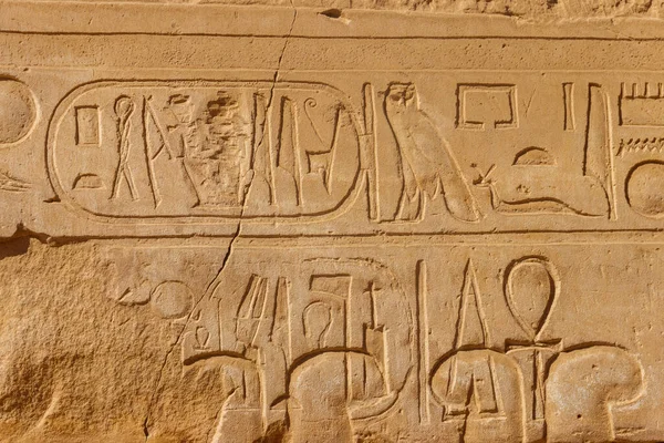 Jeroglíficos Egipcios Antiguos Pared Complejo Del Templo Karnak Luxor Egipto —  Fotos de Stock