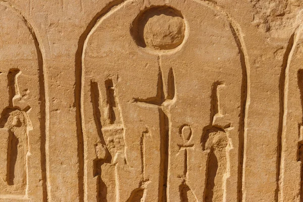 エジプト ルクソールのカルナック神殿複合体の壁に古代エジプトの象形文字 — ストック写真