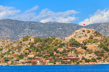 Türkiye 'nin Antalya ilinin Akdeniz kıyısındaki bir dağda kalesi olan antik Lycia kasabası Simena' nın manzarası