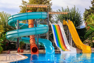 Tropik yaz otelinde su kaydırağıyla yüzme havuzu