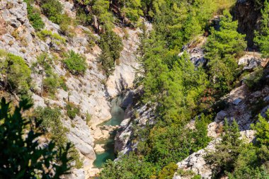 Antalya ilinin Goynuk kanyonundaki bir dağ nehri manzarası. Yukarıdan görüntüle