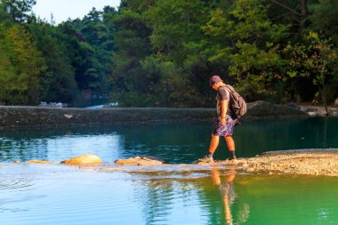 Sırt çantalı genç adam, Türkiye 'nin Lycian Yolu' ndaki Goynuk Kanyonu 'nda yürüyor