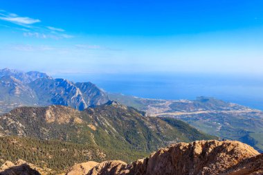 Türkiye 'nin Antalya ilinin Kemer ilçesi yakınlarındaki Tahtali dağının tepesinden Taurus dağları ve Akdeniz manzarası