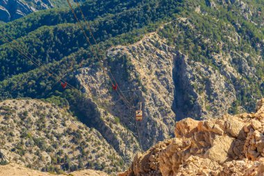 Antalya ilinin Tahtali Dağı 'nın zirvesine giden yolda giden teleferik, Türkiye' nin Antalya kentinde