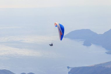 Türkiye 'nin Antalya ilinin Kemer ilçesi yakınlarındaki Tahtali dağının tepesinden paraşütçüler uçuyor. Aktif yaşam tarzı ve ekstrem spor macerası kavramı