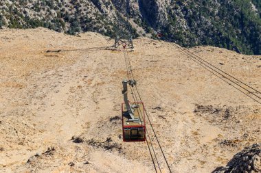 Antalya ilinin Tahtali Dağı 'nın zirvesine giden yolda giden teleferik, Türkiye' nin Antalya kentinde